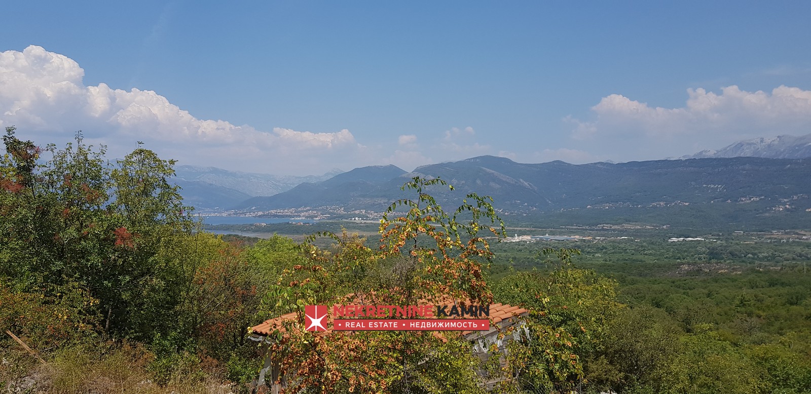 Plac sa pogledom na tivatski zaliv, Grbalj-Lješevići