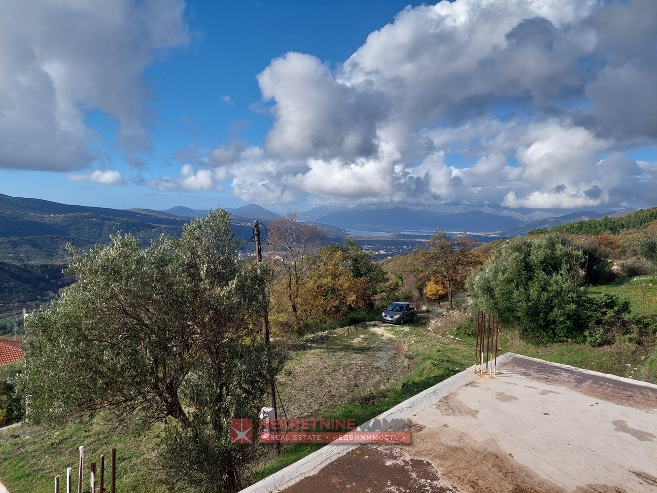 Kuća sa pogledom na tivatski zaliv sa velikim placem