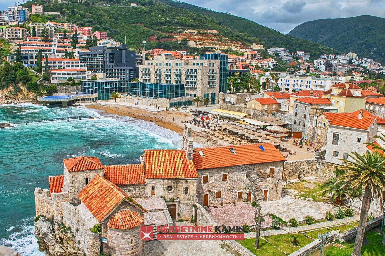 Budvanın en değerli bölgesi Old Town da satılık taş bina 