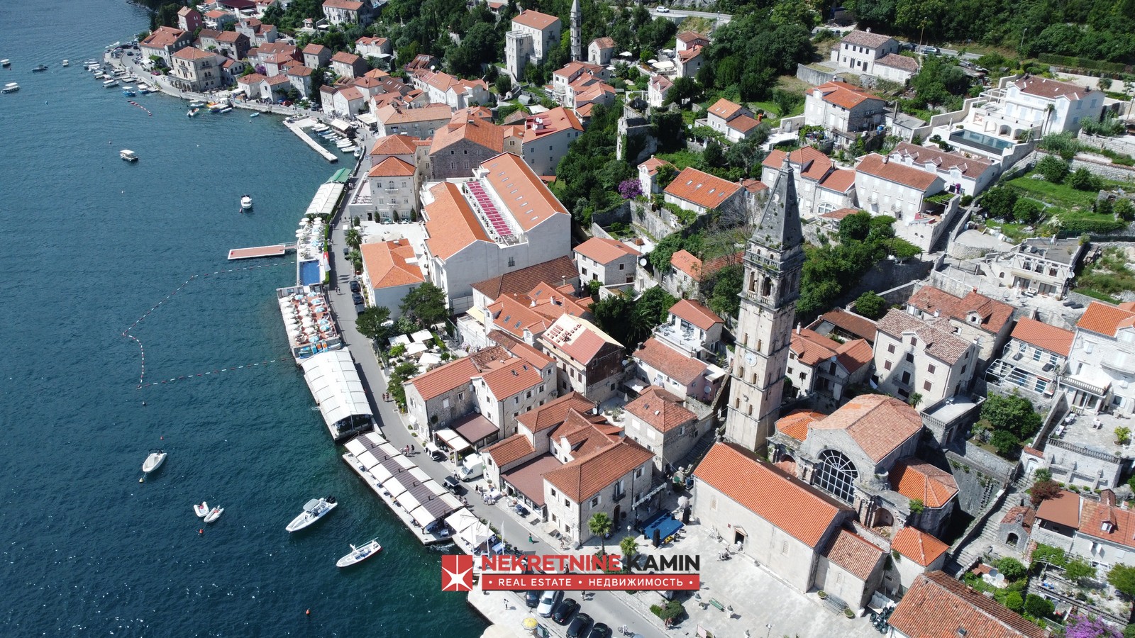 Perast'ta Körfez Manzaralı satılık Bahçeli Taş Ev