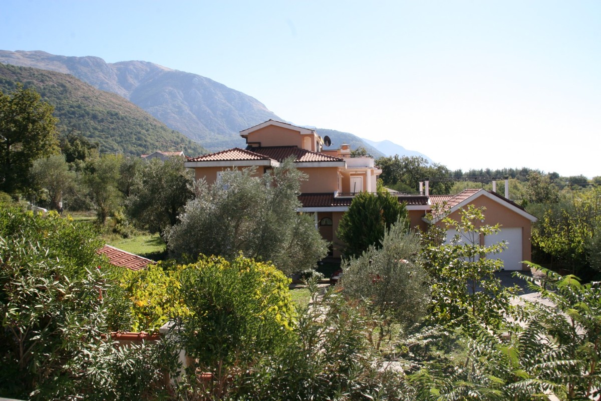 Kotor, Kavač yakınında satılık havuzlu yeni ve modern villa