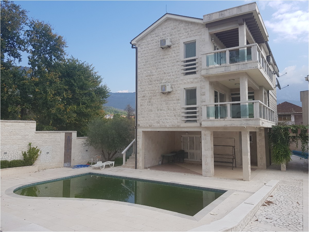 Na prodaju vila sa bazenom 300m od mora, Tivat