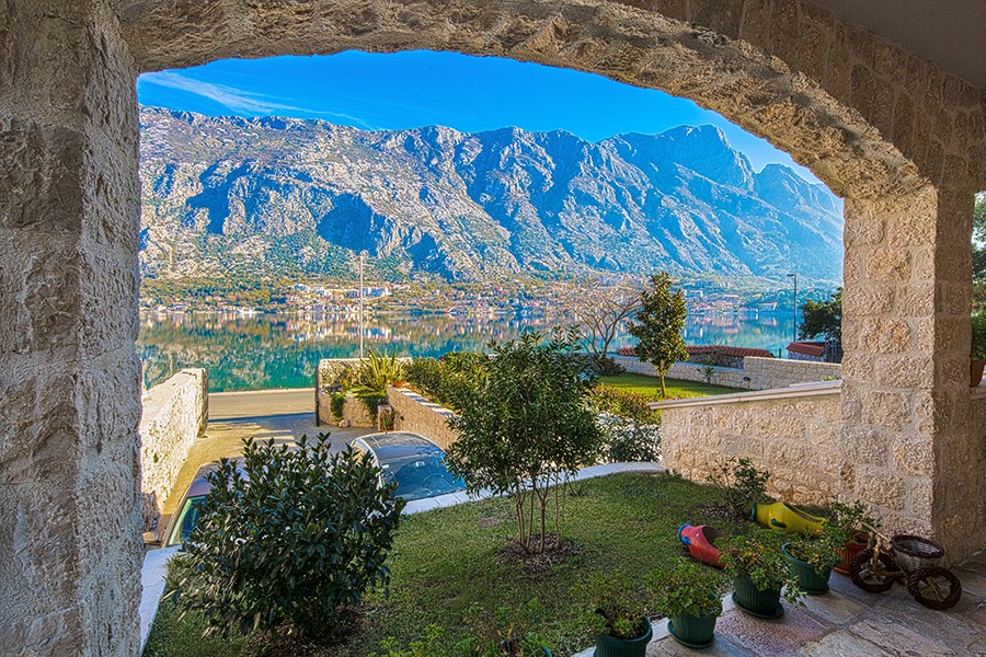 Kotor Körfezinde satılık büyüleyici villa 