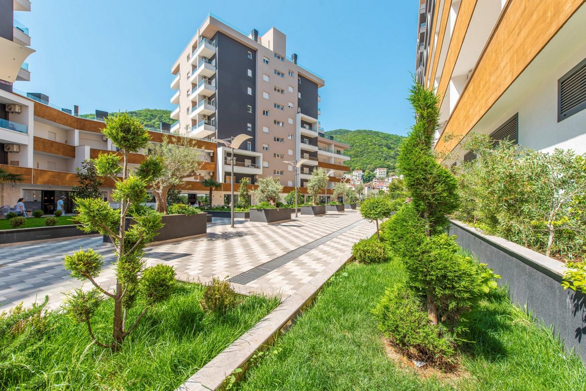 Modern two bedroom apartment with garage place, Budva