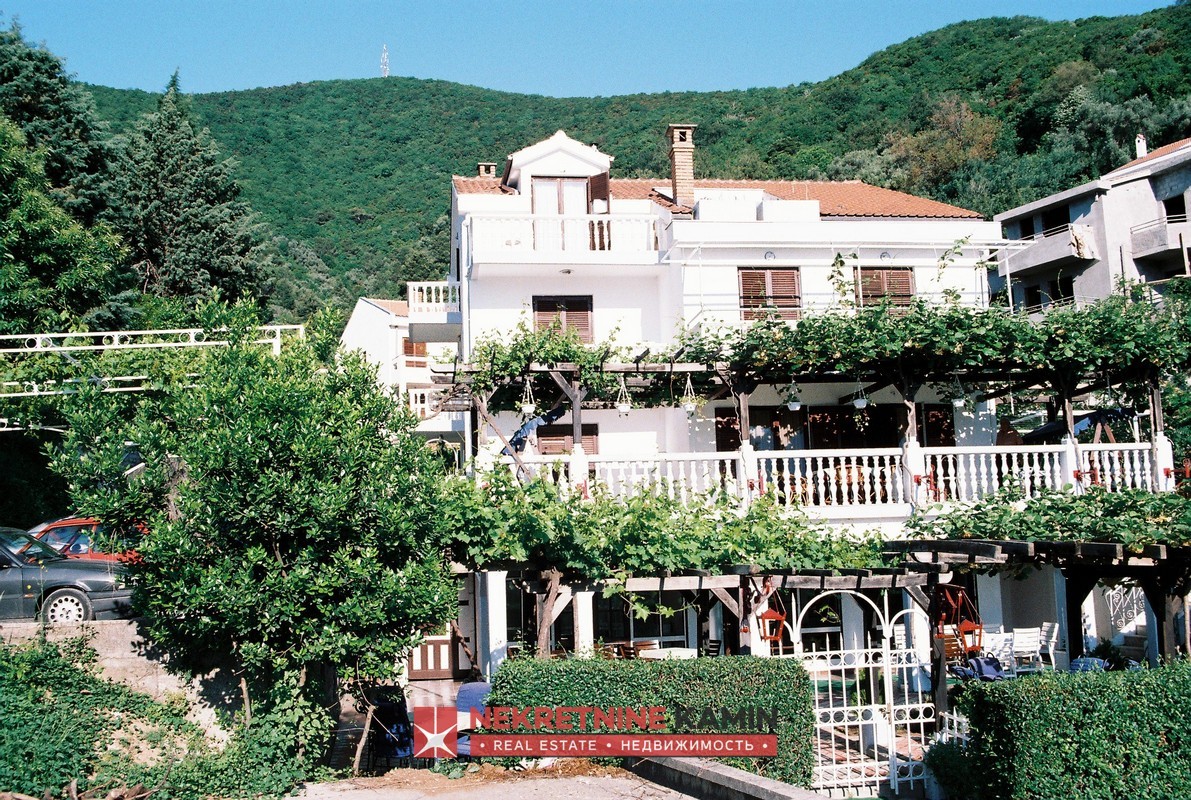 Velika porodična kuća, Budva