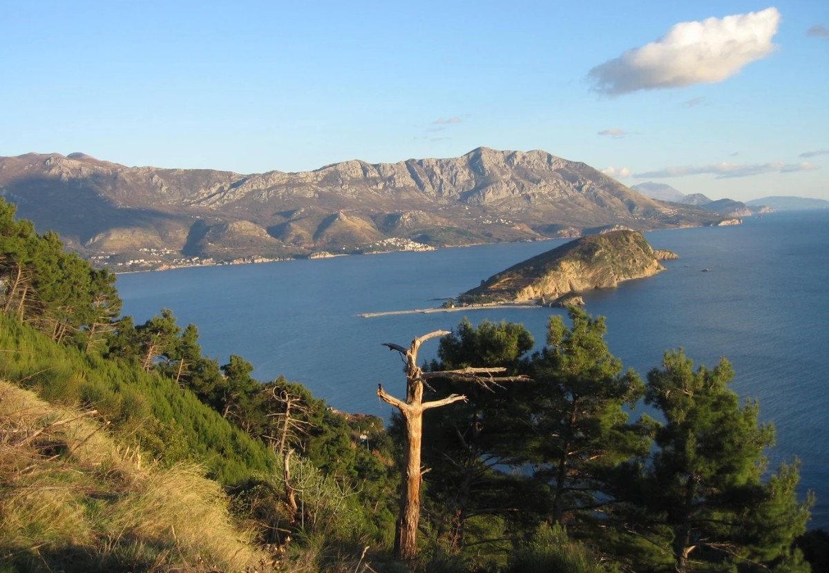 Građevinko zemljište sa otvorenim pogledom na more i ostrvo, Budva